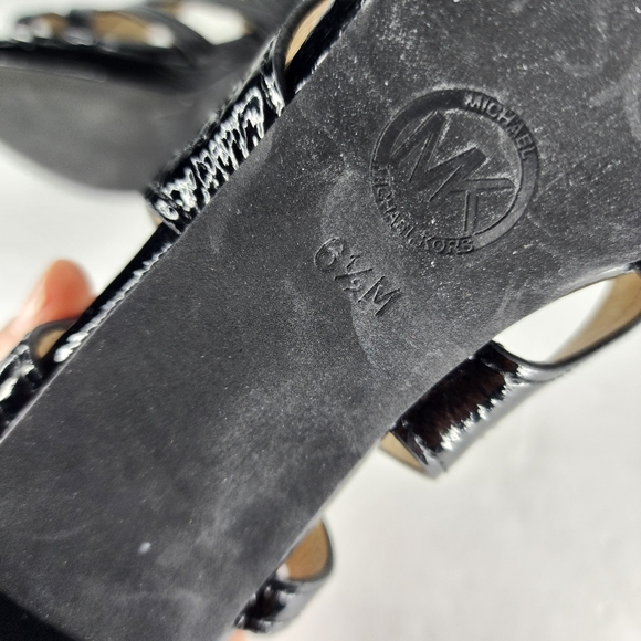 MICHAEL KORS Black Patent Cage Zipper. - Picture 10 of 10